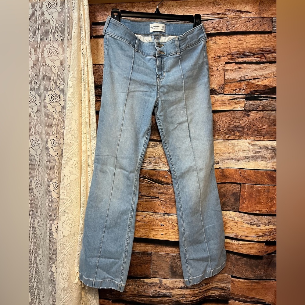 Abercrombie Kids Low Rise Boot Cut Light Wash Flared Jeans (051) - Picture 2 of 7